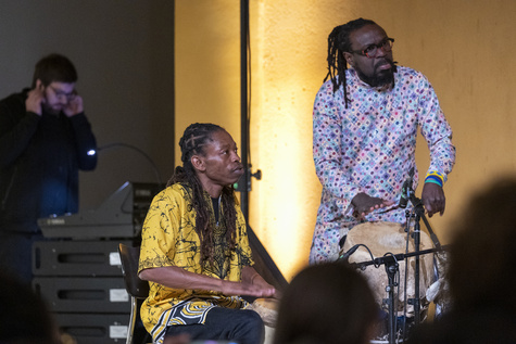Performance Erol Josué, Lenbachhaus Munich, 2025. Photo: Simone Gänsheimer, Lenbachhaus