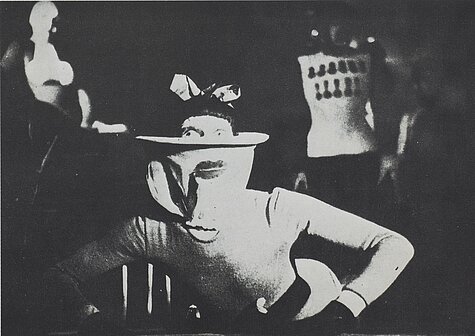 Maria Jarema in der Rolle der "2. Matrone" in "Der Tintenfisch" von Stanisław Ignacy Witkiewicz, Künstlerhaus Krakau, 1956, Foto: Unbekannt