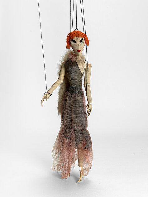 Eva Regina Hildenbrand, Marionette "Frau mit langem Kleid und rotem Haar" aus einer Casino-Szene, 1925, Textil, Steifleinwand, Münchner Stadtmuseum. Foto: Münchner Stadtmuseum, © Künstlerin bzw. Rechtsnachfolge
