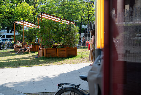 Eröffnung der Wasserbänke, Buntes Garten Ciao, Städtische Galerie im Lenbachhaus und Kunstbau, 2026. Foto: Simone Gänsheimer, Lenbachhaus