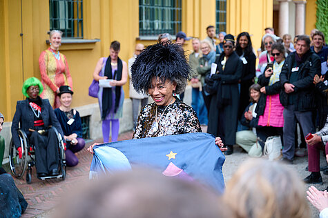 Beth Stephens and Annie Sprinkle present: An Ecosexual Walking Ritual – Imagining the Earth as Lover, Buntes Garten Ciao, Lenbachhaus Munich, 2026. Photo: Ernst Jank, Lenbachhaus