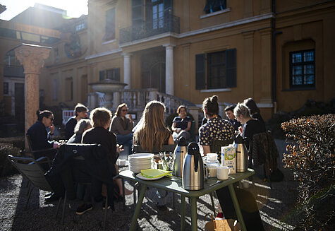 Kaffeeklatsch, Buntes Garten Ciao, Städtische Galerie im Lenbachhaus und Kunstbau, 2026. Foto: Simone Gänsheimer, Lenbachhaus