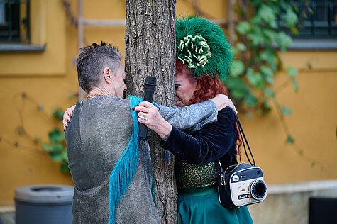 Beth Stephens and Annie Sprinkle present: An Ecosexual Walking Ritual – Imagining the Earth as Lover, Buntes Garten Ciao, Lenbachhaus Munich, 2026. Photo: Ernst Jank, Lenbachhaus