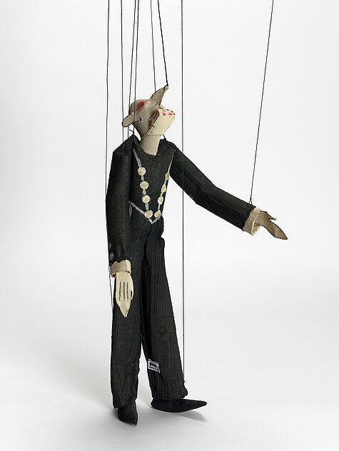 Eva Regina Hildenbrand, Marionette "Mann in schwarzem Anzug" aus einer Casino-Szene, 1925, Textil, Steifleinwand, Münchner Stadtmuseum. Foto: Münchner Stadtmuseum, © Künstlerin bzw. Rechtsnachfolge
