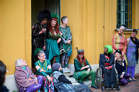 Beth Stephens and Annie Sprinkle present: An Ecosexual Walking Ritual – Imagining the Earth as Lover, Buntes Garten Ciao, Lenbachhaus Munich, 2026. Photo: Ernst Jank, Lenbachhaus