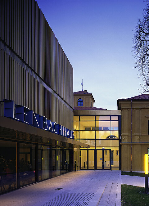 Lenbachhaus Außenansicht Außenaufnahme Eingang Neubau Dämmerung