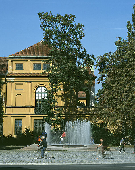 Jeppe Hein, Space in Action / Action in Space, 2002/21, Lenbachhaus, purchased with the support of Jubiläums-Stiftung der Deutsche Bank AG Filiale München for the benefit of Lenbachhaus, Courtesy KÖNIG GALERIE, Berlin, 303 GALLERY, New York, and Galleri Nicolai Wallner, Kopenhagen. Photo: Simone Gänsheimer, Lenbachhaus