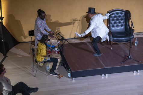 Performance Erol Josué, Lenbachhaus Munich, 2025. Photo: Simone Gänsheimer, Lenbachhaus