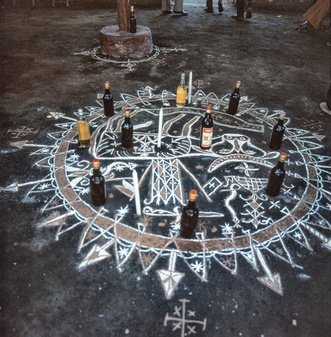 Leonore Mau, Untitled (Milokan Vèvè), Haiti, 1972/1973, photograph / medium format. © bpk / S. Fischer Stiftung / Leonore Mau