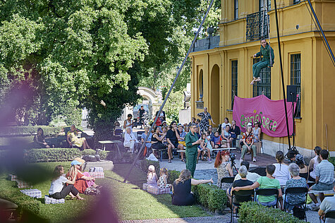 Performance, Untergrund. Ein Tanz mit dem Edaphon, Buntes Garten Ciao, Städtische Galerie im Lenbachhaus und Kunstbau, 2026. Foto: Lukas Schramm, Lenbachhaus