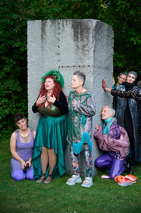 Beth Stephens and Annie Sprinkle present: An Ecosexual Walking Ritual – Imagining the Earth as Lover, Buntes Garten Ciao, Lenbachhaus Munich, 2026. Photo: Ernst Jank, Lenbachhaus
