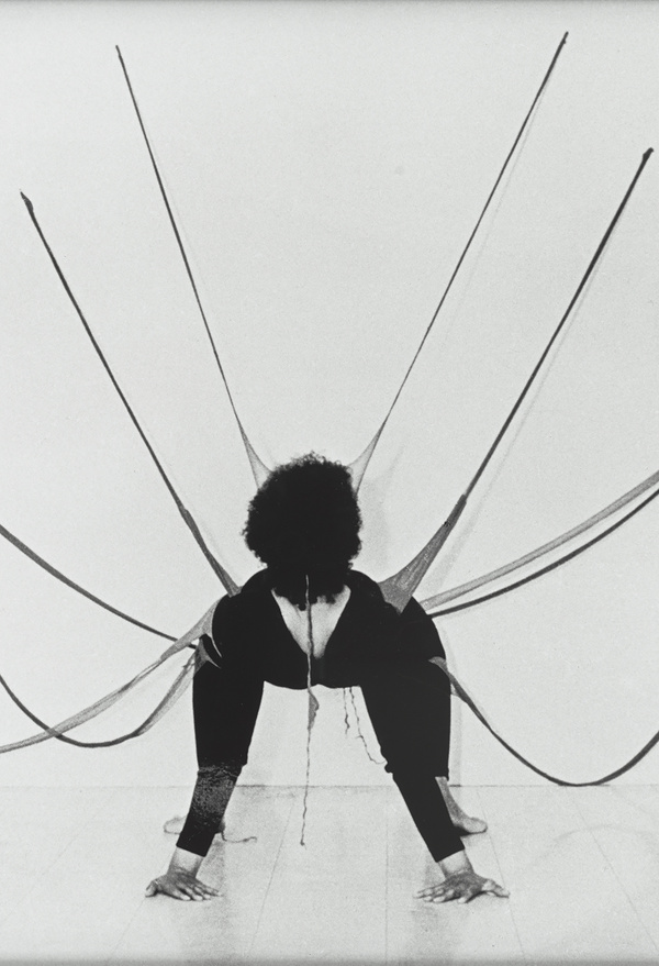 Fotografie Senga Nengudi Performance Piece 1977 Foto-Triptychon (Detail)