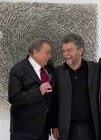 v.l.n.r. Alexander Mettenheimer, Günther Uecker, Helmut Friedel und Walter Storms vor dem Werk "Both" (2013) Foto: Lenbachhaus Städtische Galerie im Lenbachhaus und Kunstbau München