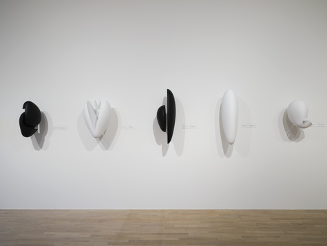 Ausstellungsansicht, Iman Issa. Lass uns spielen, Städtische Galerie im Lenbachhaus und Kunstbau München, 2025. Foto: Lukas Schramm, Lenbachhaus