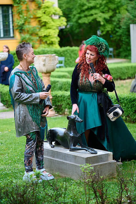 Beth Stephens and Annie Sprinkle present: An Ecosexual Walking Ritual – Imagining the Earth as Lover, Buntes Garten Ciao, Lenbachhaus Munich, 2026. Photo: Ernst Jank, Lenbachhaus