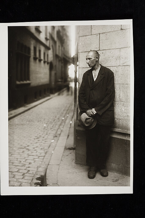 August Sander, Arbeitslos, Köln, 1928, Gelatineentwicklungspapier, Münchner Stadtmuseum. Foto: Münchner Stadtmuseum, © Die Photographische Sammlung / SK-Stiftung Kultur – August Sander Archiv, Köln: bei der VG Bild-Kunst, Bonn 2026