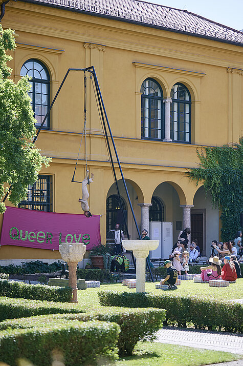 Performance, Untergrund. Ein Tanz mit dem Edaphon, Buntes Garten Ciao, Städtische Galerie im Lenbachhaus und Kunstbau, 2026. Foto: Lukas Schramm, Lenbachhaus