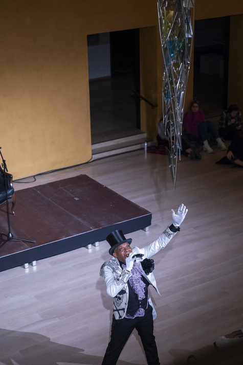 Performance Erol Josué, Lenbachhaus Munich, 2025. Photo: Simone Gänsheimer, Lenbachhaus