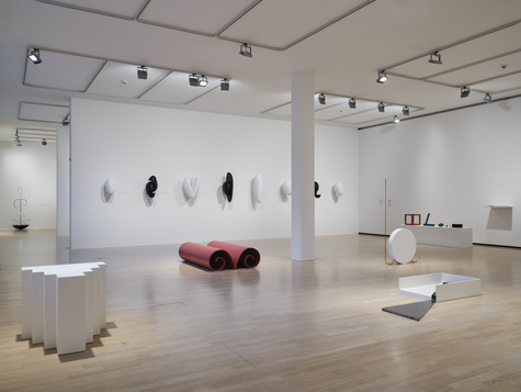 Ausstellungsansicht, Iman Issa. Lass uns spielen, Städtische Galerie im Lenbachhaus und Kunstbau München, 2025. Foto: Lukas Schramm, Lenbachhaus