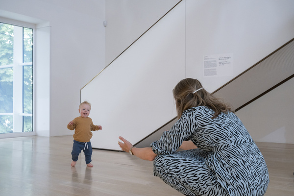 Roman Ondak, Teaching to Walk, 2002