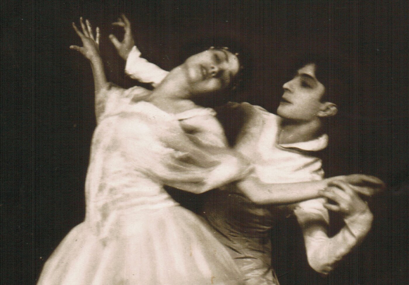 Clotilde von Derp und Alexander Sacharoff in der Pose eines der gemeinsam getanzten Chopin-Walzer. Foto: Hanns Holdt, ca. 1913, © Munich Dance Histories 