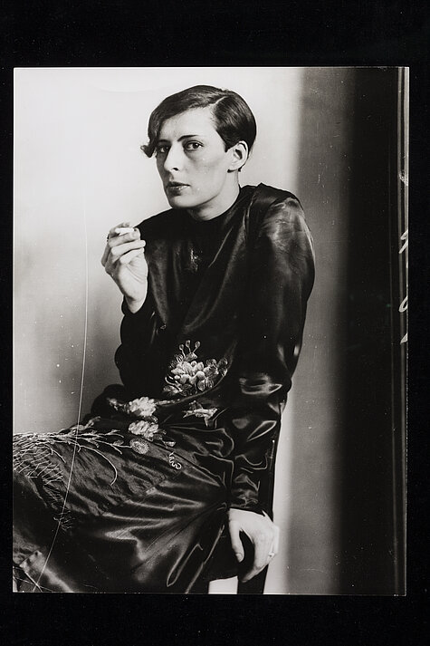 August Sander, Sekretärin beim Westdeutschen Rundfunk in Köln (Sylvia von Harden), 1928,  Gelatineentwicklungspapier, Münchner Stadtmuseum. Foto: Münchner Stadtmuseum, © Die Photographische Sammlung, SK-Stiftung Kultur – August Sander Archiv, Köln: bei der VG Bild-Kunst, Bonn 2026