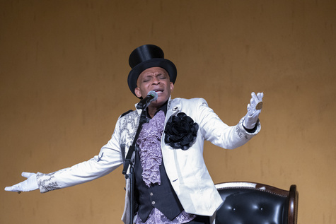 Performance Erol Josué, Lenbachhaus Munich, 2025. Photo: Simone Gänsheimer, Lenbachhaus