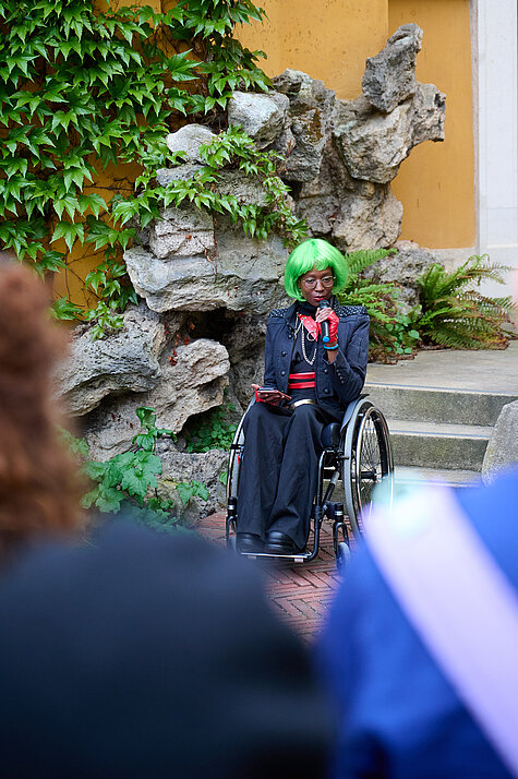 Beth Stephens and Annie Sprinkle present: An Ecosexual Walking Ritual – Imagining the Earth as Lover, Buntes Garten Ciao, Lenbachhaus Munich, 2026. Photo: Ernst Jank, Lenbachhaus